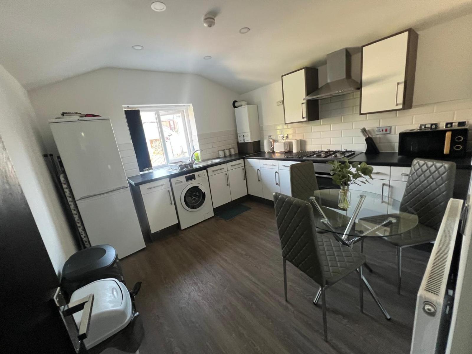 City Centre Location! For Business And Leisure! 5/6 Guests Cardiff Exterior photo